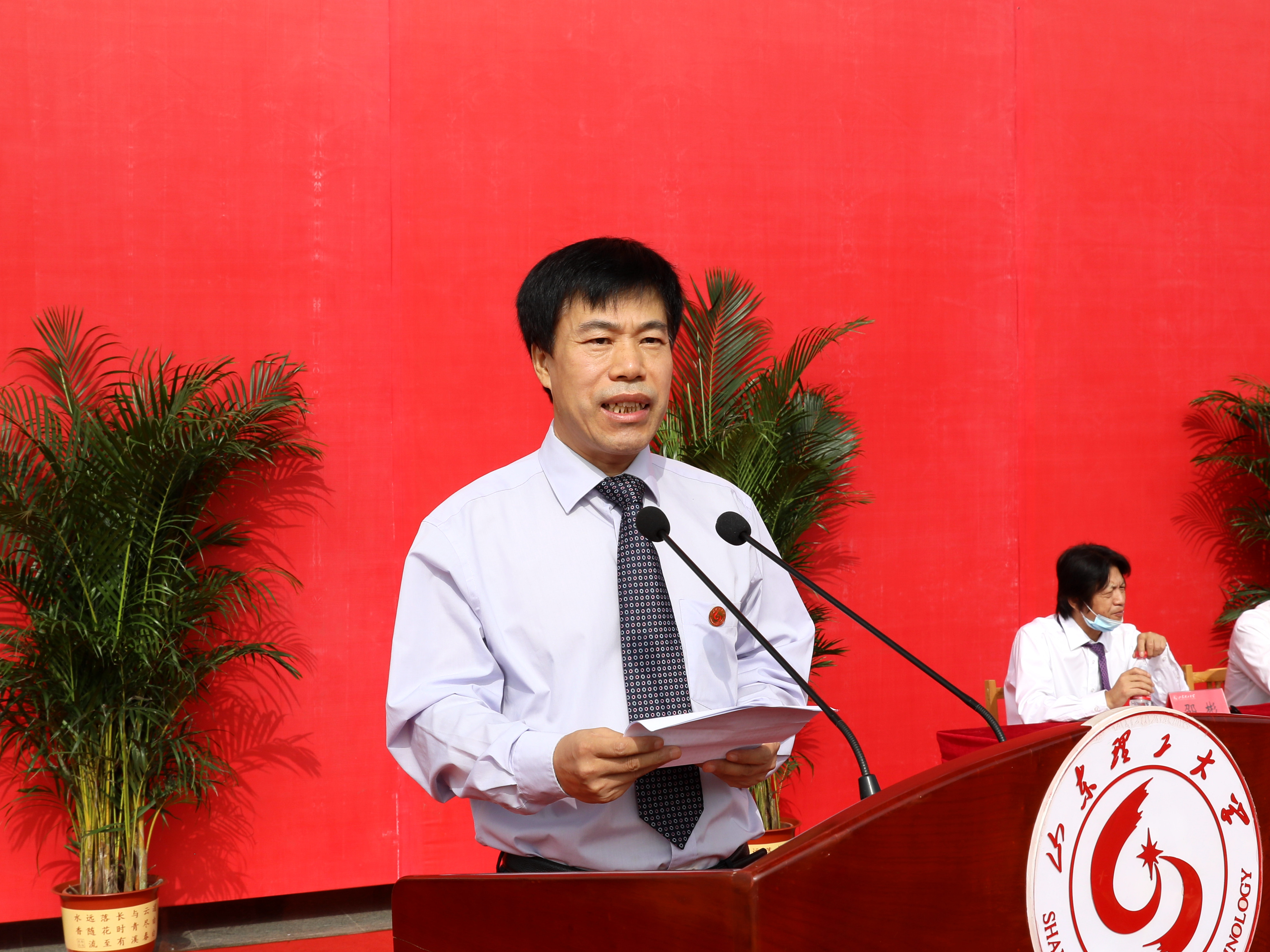 工程陶瓷研究院院长,材料科学与工程学院温广武教授代表全体教师发言